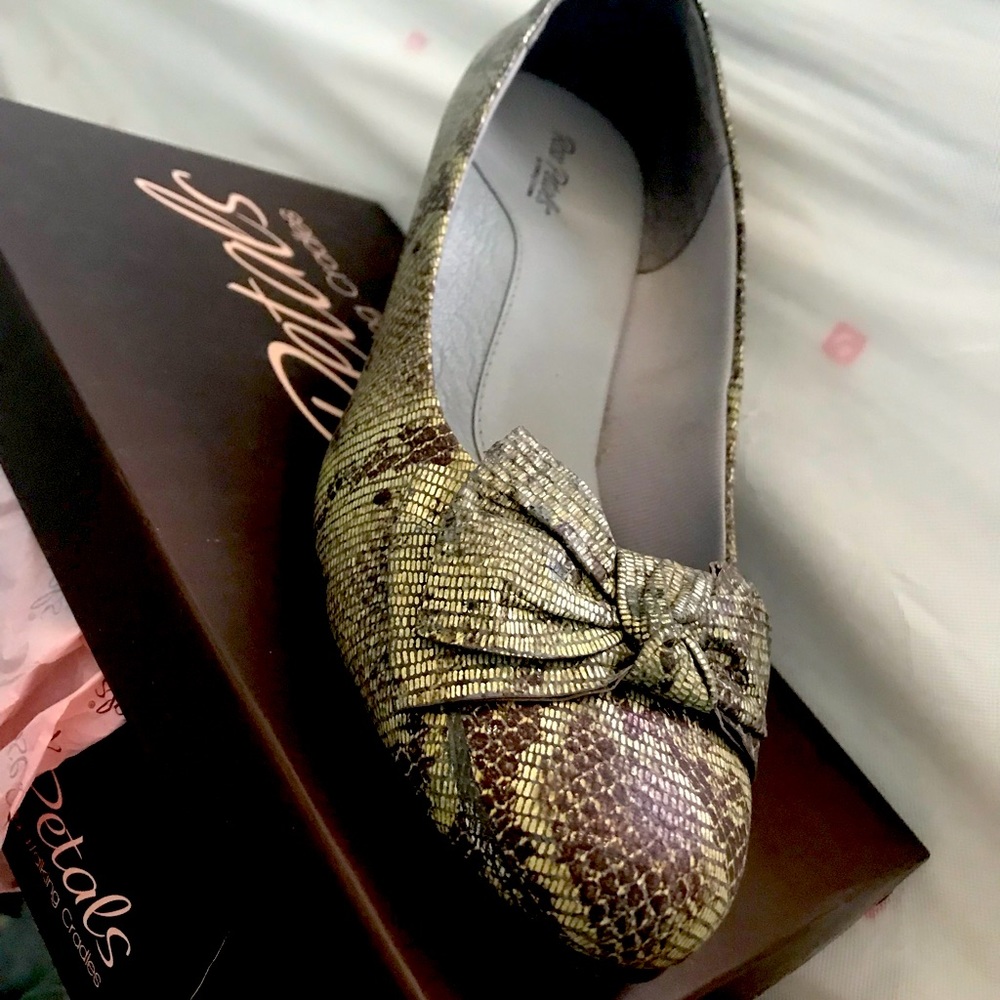 Petals heels like new snake color